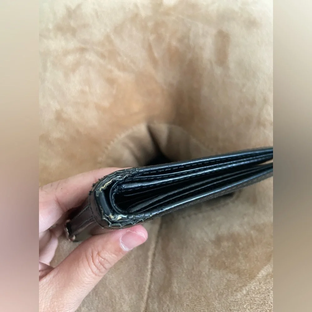 AUTHENTIC GUCCI LEATHER WALLET